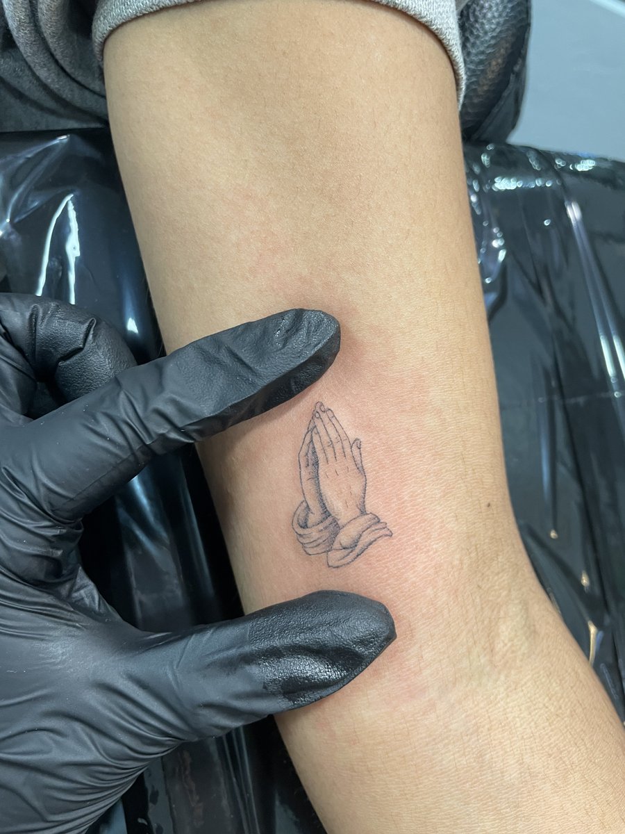 Micro praying hands by Lindsay, Kustom Tattoo Club