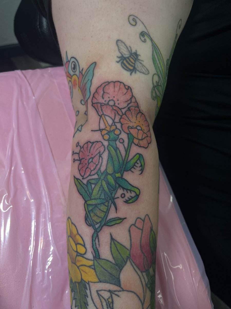 Flowers and bee, tattoo by Trin, Kustom Tattoo Club