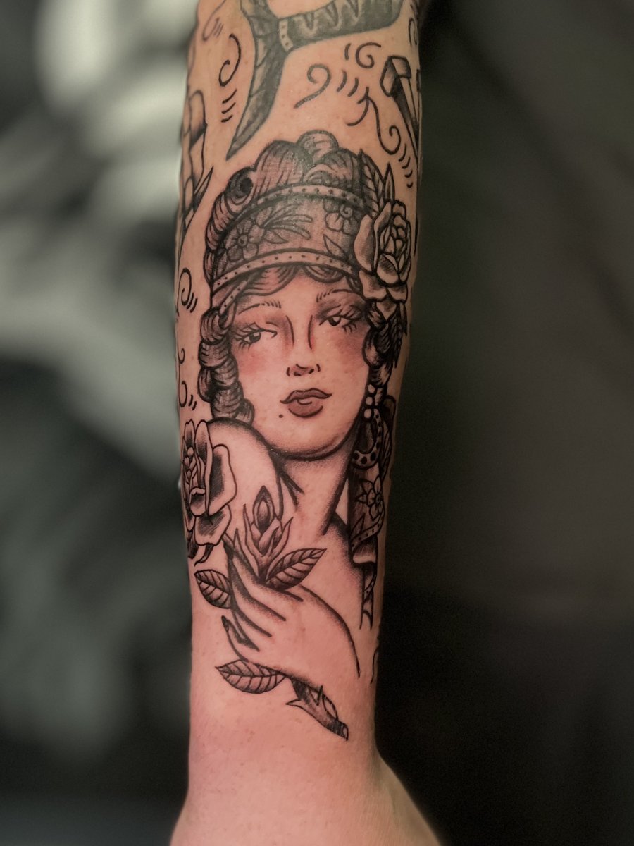 Neo-traditional woman with roses, tattoo by Trin, Kustom Tattoo Club